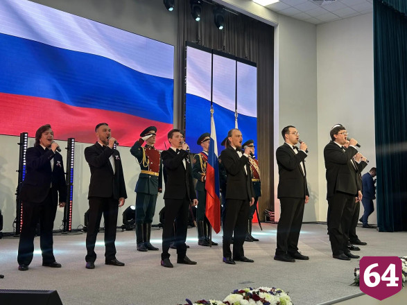 В саратовском правительстве перед Днем России исполнили патриотические песни