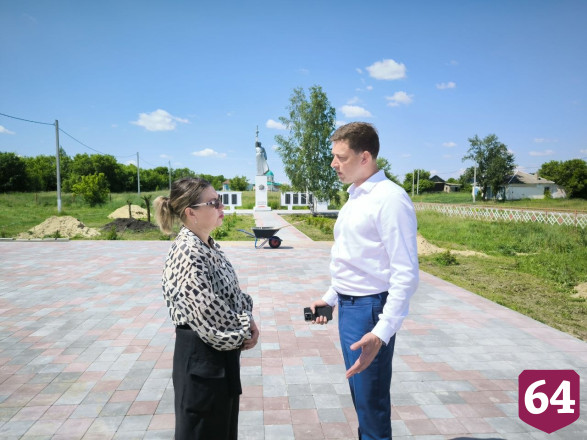 Чиновник пригрозил судом подрядчику за бугристую плитку под Саратовом
