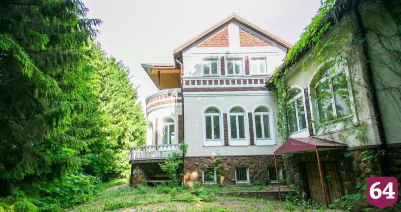 В Саратове за 81 миллион рублей продают особняк с белорусскими кедрами